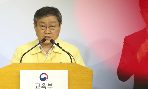 박백범 교육부 차관이 11일 오후 세종시 정부세종청사에서 등교수업 일주일 재연기 발표를 하고 있다. 연합뉴스