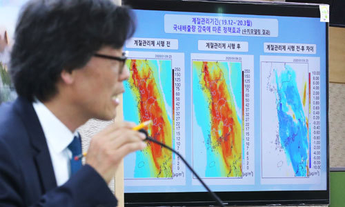 환경부 금한승 대기환경정책관이 12일 세종시 정부세종청사에서 첫 계절관리제, 고농도 미세먼지 완화 효과 분석 결과를 브리핑하고 있다. 연합뉴스