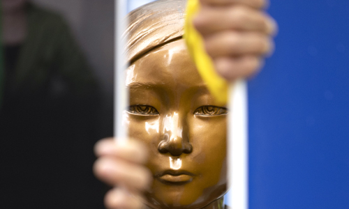 12일 서울 종로구 옛 일본대사관 앞에서 아베반일청년학생공동행동 회원들이 반일동상진상규명공대위의 소녀상 철거 및 수요집회 중단 촉구 기자회견에 맞서 소녀상을 보호하고 있다. 연합뉴스