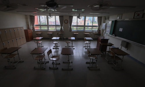 지난 11일 오후 서울 성동구 성수고등학교 3학년 교실에 책상이 간격을 유지한 채 배치돼 있다. 연합뉴스