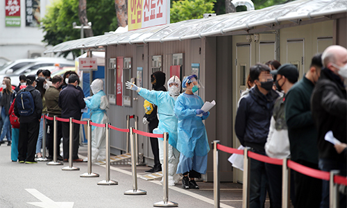 이태원 클럽발 신종 코로나바이러스 감염증(코로나19) 감염이 확산하는 가운데 지난 12일 서울 용산구 순천향대 부속 서울병원 선별진료소에서 시민과 외국인들이 검사를 기다리고 있다. 연합뉴스