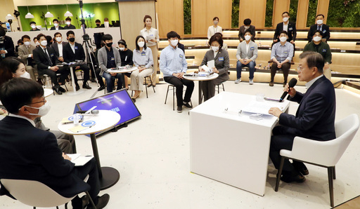 청년 스타트업대표와 간담회 문재인 대통령이 14일 서울 강남구 선릉로 나라키움 청년창업허브센터에서 열린 ‘차세대 글로벌 청년 스타트업 간담회’에 참석해 발언하고 있다. 간담회에는 포브스 선정 글로벌 스타트업 20개사 대표 21명이 참석했다. 청와대사진기자단