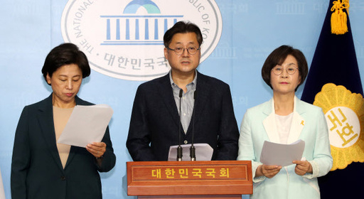 더불어민주당 의원들이 14일 오전 서울 여의도 국회 소통관에서 정의연과 윤미향 당선인을 둘러싼 논란에 대해 ''친일, 반인권, 반평화 세력이 역사의 진실을 바로 세우려는 운동을 폄하하려는 부당한 공세에 불과하다''는 입장을 담은 ''역사의 진실을 밝히는 길에 함께 하겠습니다'' 성명서를 발표하고 있다. 왼쪽부터 남인순, 홍익표, 김상희 의원. 연합뉴스