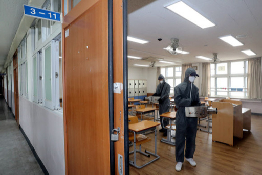 정부가 등교 개학을 앞두고 감염병 예방관리대책을 집중 논의한 지난11일 서울 성동구 덕수고등학교에서 관계자들이 가장 먼저 등교할 고3 교실을 방역하고 있다. 연합뉴스