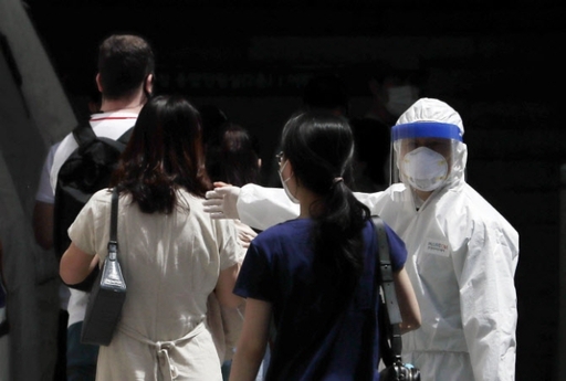 14일 서울 용산보건소 선별진료소를 찾은 시민들과 외국인들이 검사를 받기 위해 줄을 서고 있다. 뉴시스