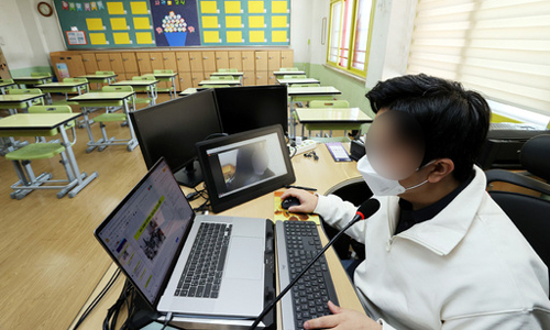 지난 3월 30일 서울 송파구 서울 영풍초등학교에서 한 교사가 학생들과 원격교육 수업을 하고 있다. 이재문 기자