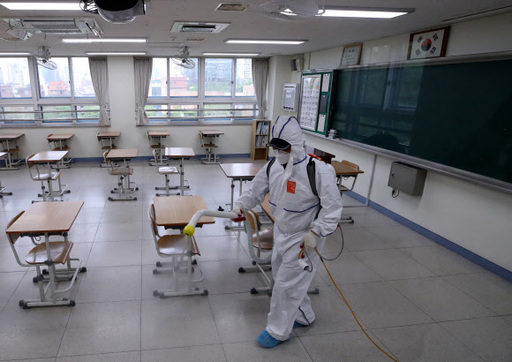 서울 성동구의 한 고등학교 3학년 교실에서 방역업체 관계자가 교실 소독을 하고 있다. 연합뉴스