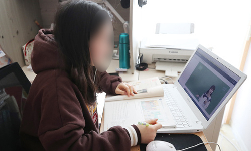 온라인 개학일인 지난달 9일 경기도 고양시 화정고등학교에 재학 중인 고등학교 3학년 이예지 양이 자택에서 온라인 강의로 수업을 듣고 있다. 연합뉴스