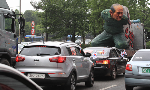 지난 16일 오후 서울 여의도 금융감독원 앞에서 열린 '모이자 연희동으로! 전두환은 사죄하라!' 5·18 드라이브스루' 집회에서 참가자들이 차량을 타고 전두환 전 대통령 자택으로 향하고 있다. 연합뉴스