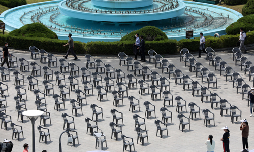 5·18광주민주화운동 40주년을 하루 앞둔 17일 오후 광주 동구 5·18민주광장에서 기념식 예행연습이 진행되고 있는 가운데 코로나19 확산 예방을 위해 의자 간격이 띄어져 있다. 뉴스1