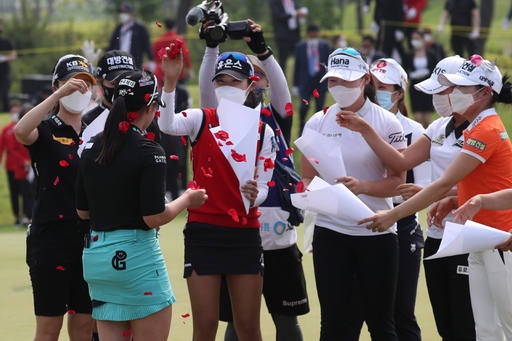 17일 오후 경기도 양주 소재 레이크우드 컨트리클럽에서 열린 42회 한국여자프로골프(KLPGA) 챔피언십 마지막 라운드에 나선 박현경(왼쪽에세 세번째·한국토지신탁)이 우승 확정 후 동료로부터 ‘꽃세례’를 받고 있다. 양주=뉴스1