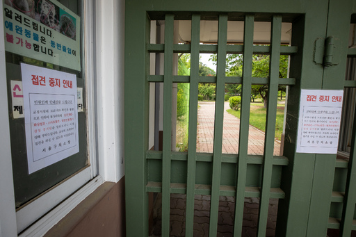 17일 경기 의왕시 소재 서울구치소 출입문에 접견 중지를 알리는 안내문이 붙어 있다. 의왕=뉴스1