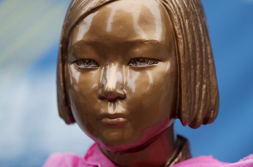 정의기억연대 출신 더불어시민당 윤미향 당선인에 대한 수요집회 기부금과 한일 위안부 합의 관련 논란이 불거진 가운데 지난 10일 종로구 주한일본대사관 앞 평화의 소녀상에 빗물이 맺혀 있는 모습. 연합뉴스