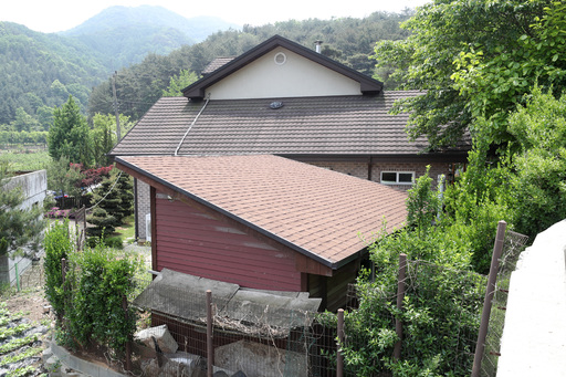 17일 윤미향 전 정의연 이사장의 부친이 쉼터를 관리하며 머문 경기도 안성시 금광면 소재 쉼터 '평화와 치유가 만나는 집' 뒷마당 컨테이너의 모습. 뉴스1