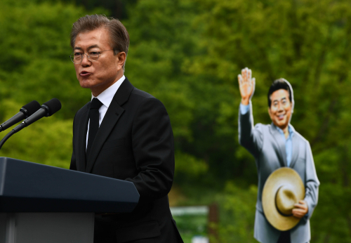 문재인 대통령이 2017년 5월 고 노무현 전 대통령 8주기 추도식에서 연설을 하는 모습. 문 대통령은 “현직 대통령으로서 추도식에 참석하는 건 이번이 마지막”이라고 선언했다. 세계일보 자료사진