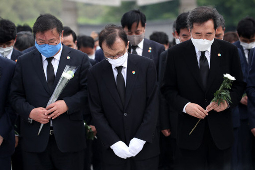 더불어민주당 이해찬 대표(가운데), 김태년 원내대표(왼쪽), 이낙연 전 총리(오른쪽) 등과 21대 국회의원 당선인들이 18일 오후 광주 북구 국 립5ㆍ18민주묘지를 참배하고 있다. 연합뉴스