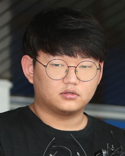 텔레그램 대화방 ‘n번방’ 운영자로 경찰에 구속된 ‘갓갓’ 문형욱이 18일 검찰로 송치되기 전 경북 안동경찰서를 나서고 있다. 안동=연합뉴스