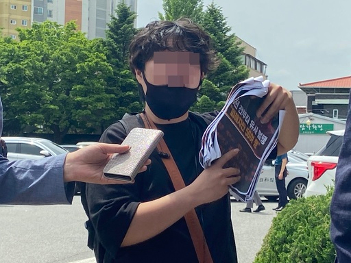 18일 안동경찰서에서 한 시민이 문형욱의 검찰 송치를 앞두고 항의하고 있다.