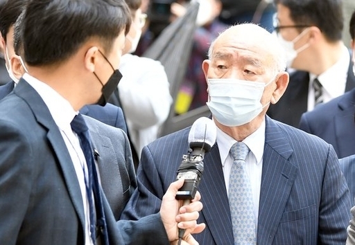 전두환 전 대통령이 지난 4월 27일 5·18 유족 명예훼손 등 혐의와 관련해 재판을 받기 위해 광주지법에 출석하고 있다. 뉴시스