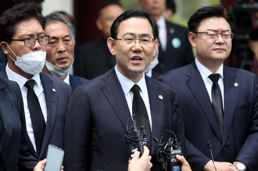 18일 오전 광주 북구 운정동 국립 5·18민주묘지 입구에서 미래통합당 주호영 원내대표가 기자들 질문에 답하고 있다. 연합뉴스