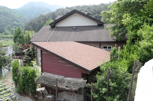 17일 윤미향 전 정의연 이사장의 부친이 쉼터를 관리하며 머문 경기도 안성시 금광면 소재 쉼터 '평화와 치유가 만나는 집' 뒷마당 컨테이너의 모습. 뉴스1