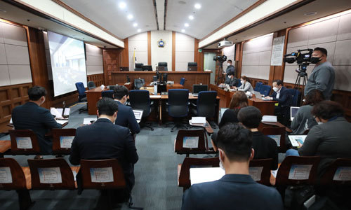 19일 서울 서초구 고등법원에서 취재진들이 '웰컴 투 비디오' 운영자 손정우에 대한 범죄인 인도심사 청구사건 심문기일 시작을 기다리고 있다. 뉴스1