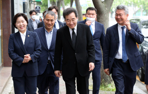 더불어민주당 이낙연 코로나19국난극복위원장이 18일 광주 상무지구의 한 음식점에서 21대 총선 호남 지역 당선인들과 오찬을 위해 이동하고 있다. 연합뉴스