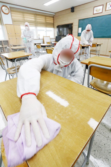 고등학교 3학년 학생들의 등교 개학이 하루 앞으로 다가온 19일 오후 경기도 수원시 팔달구 삼일공업고등학교에서 교직원들이 자체 방역을 하고 있다. 뉴스1