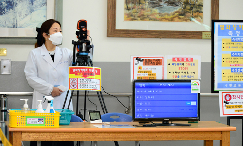 고3 학생 등교수업을 하루 앞 둔 19일, 충북 청주 서원고등학교에서 보건교사가 열화상 카메라를 점검하고 있다. 뉴시스