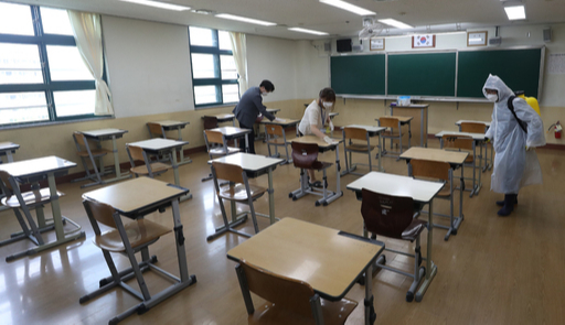 고등학교 3학년 등교를 하루 앞둔 19일 울산 북구 화봉고등학교에서 교사 등이 방역작업을 펼치고 있다. 울산=연합뉴스