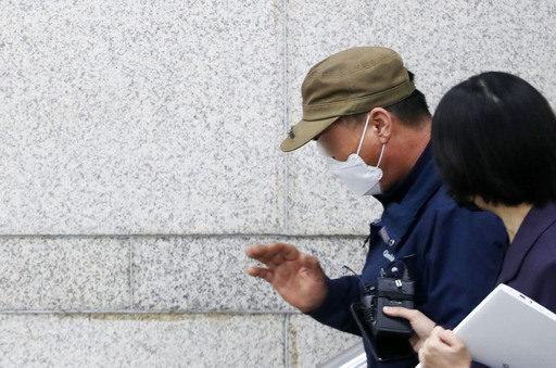 19일 오전 손정우씨의 부친이 서울 서초동 서울고등법원에서 열린 손씨의 미국 송환을 결정하는 범죄인 인도심사 심문 방청을 마친 후 법정을 나서며 취재진 질문을 받고 있다. 뉴시스