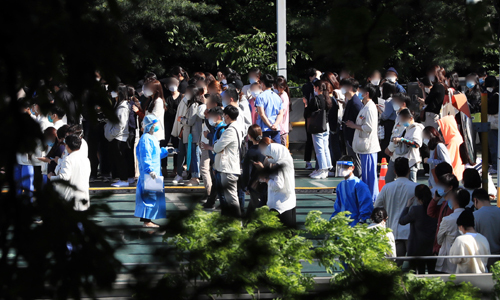 19일 오후 서울 강남구 삼성서울병원 주차장에 마련된 선별진료소에서 의료진과 관계자들이 코로나19 검사를 위해 대기하고 있다. 삼성서울병원은 수술실 일부를 폐쇄하고 예정된 수술 60~70개를 잠정 연기했다. 뉴스1