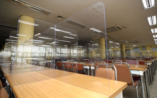 18일 서울 경복고등학교 식당에 칸막이가 설치되어 있다. 연합뉴스