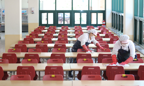 고등학교 3학년 등교 수업을 하루 앞둔 19일 오전 울산시 북구 화봉고등학교 급식실에서 학교 관계자들이 식탁을 청소하고 있다. 연합뉴스