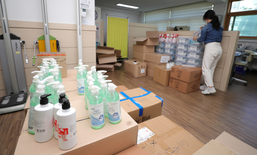 19일 오후 서울 마포구 숭문고등학교 보건실에 각 학급에 배급할 마스크와 소독제가 쌓여 있다. 연합뉴스