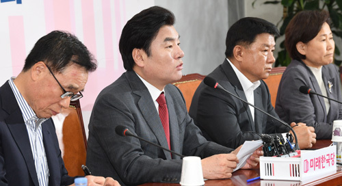 미래한국당 원유철 대표(왼쪽 두번째)가 19일 국회에서 열린 최고위원회의에서 모두발언을 하고 있다. 허정호 선임기자