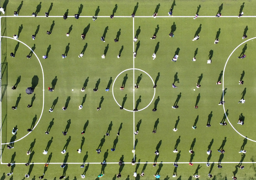 인천교육청이 20일 미추홀구·중구·동구·남동구·연수구 내 고등학교 66곳의 고3 학생들을 귀가 조치한 가운데, 시민들이 인천 미추홀구 풋살장에서 코로나19 검사를 받기위해 줄을 서고 있다. 뉴스1