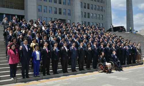 늘 처음처럼… 초선의원들의 다짐 제21대 국회 초선의원들이 20일 초선의원 의정연찬회를 마친 뒤 서울 여의도 국회 본청 앞 계단에서 기념촬영을 하고 있다. 하상윤 기자