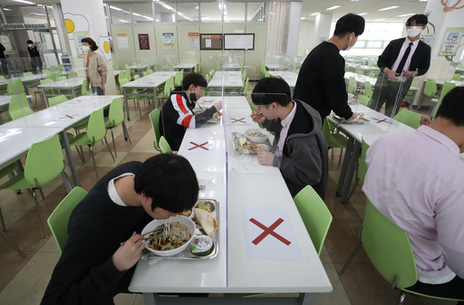 20일 오후 서울의 한 고등학교 급식실에서 학생들이 거리를 두고 앉아 점심을 먹고 있다. 연합뉴스