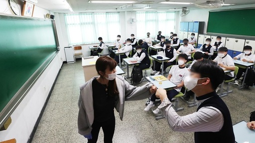 올해 첫 고등학교 3학년 등교 개학이 이뤄진 20일, 경기도 수원시 팔달구 수원고등학교에서 교사와 학생이 주먹 인사를 하고 있다. 수원=뉴스1
