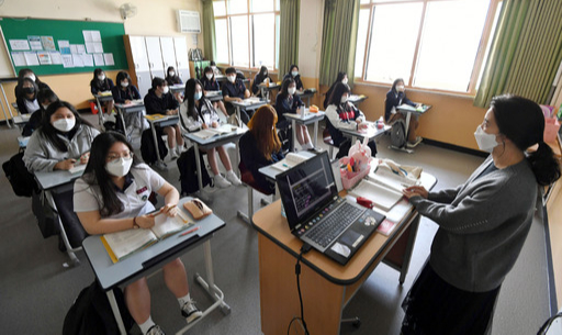 마스크 쓴 채 수업 코로나19로 미뤄졌던 등교수업이 시작된 20일 서울 은평구 선정고등학교에서 고3 학생들이 마스크를 쓴 채 수업을 받고 있다. 남정탁 기자