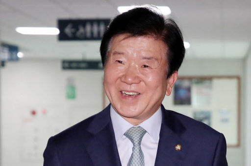 21대 국회 첫 국회의장 후보로 사실상 추대된 박병석 더불어민주당 의원이 20일 오전 서울 여의도 국회 의원회관 의원실에 들어서고 있다. 뉴시스