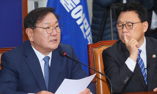 더불어민주당 김태년 원내대표가 20일 국회에서 열린 최고위원회의에서 검찰의 강압 수사 비리 의혹이 제기된 '한명숙 전 총리 뇌물수수 사건'에 대한 재조사를 촉구하고 있다. 오른쪽은 박광온 최고위원. 연합뉴스