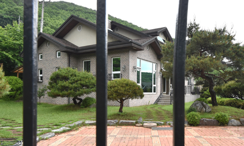 19일 오후 경기 안성시 금광면 '평화와 치유가 만나는 집' 문이 굳게 닫혀있다. 뉴시스