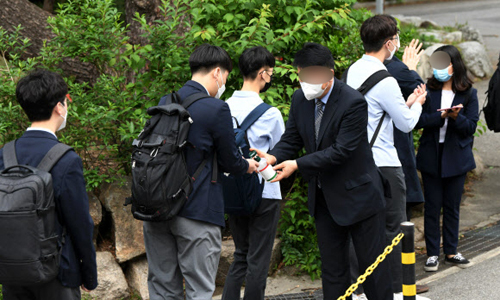 신종 코로나바이러스 감염증(코로나19)으로 미뤄졌던 고3 학생들의 등교가 시작된 20일 오전 서울 종로구 경복고등학교에서 고3 학생들이 등교를 하며 손소독을 하고 있다. 남정탁 기자