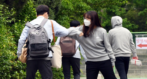 “오랜만이야” 팔인사 코로나19로 미뤄졌던 고3 학생들의 등교가 시작된 20일 서울 종로구 경복고등학교에서 등교를 하는 학생들과 선생님이 팔로 인사를 나누고 있다. 남정탁 기자