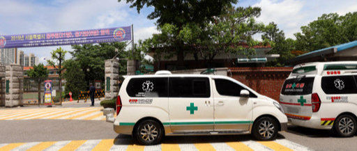 고등학교 3학년 등교가 실시된 20일 서울 동작구 서울공고 정문 앞에서 만약의 사태를 대비해 구급차가 대기하고 있다. 뉴스1