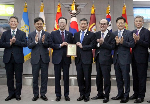 농협중앙회는 19일 '6·25 전사자 유해발굴 및 유가족 찾기' 대국민 홍보에 기여한 공으로 국방부로부터 감사패를 전달받았다. 이성희 농협중앙회장(왼쪽에서 세번째), 정경두 국방부 장관(왼쪽에서 네번째) 등 감사패 전달식 참석자들이 기념촬영을 하고 있다.