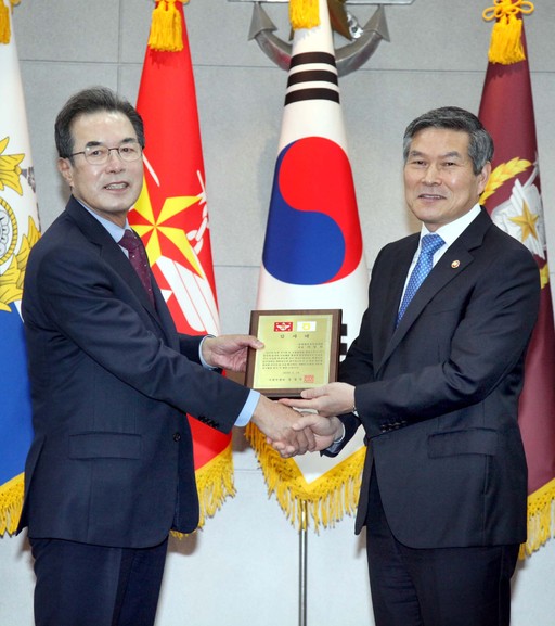 농협중앙회는 19일 '6·25 전사자 유해발굴 및 유가족 찾기' 대국민 홍보에 기여한 공으로 국방부로부터 감사패를 전달받았다. 이성희 농협중앙회장(왼쪽)이 정경두 국방부 장관(오른쪽)으로부터 감사패를 전달받고 있다.