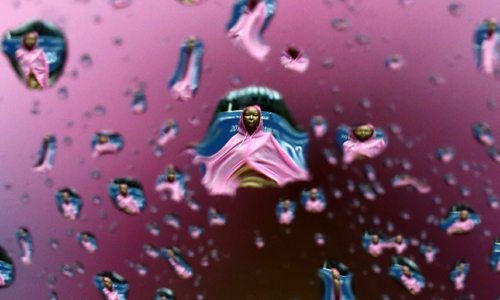 19일 서울 종로구 옛 일본대사관 앞 평화의 소녀상이 빗방울에 투영되고 있다. 뉴시스